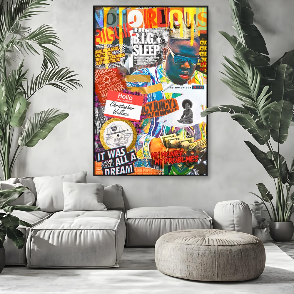 Tablou canvas cu tablou portret rapper the notorious b.i.g, in rama de aluminiu negru, pe perete intr-un living